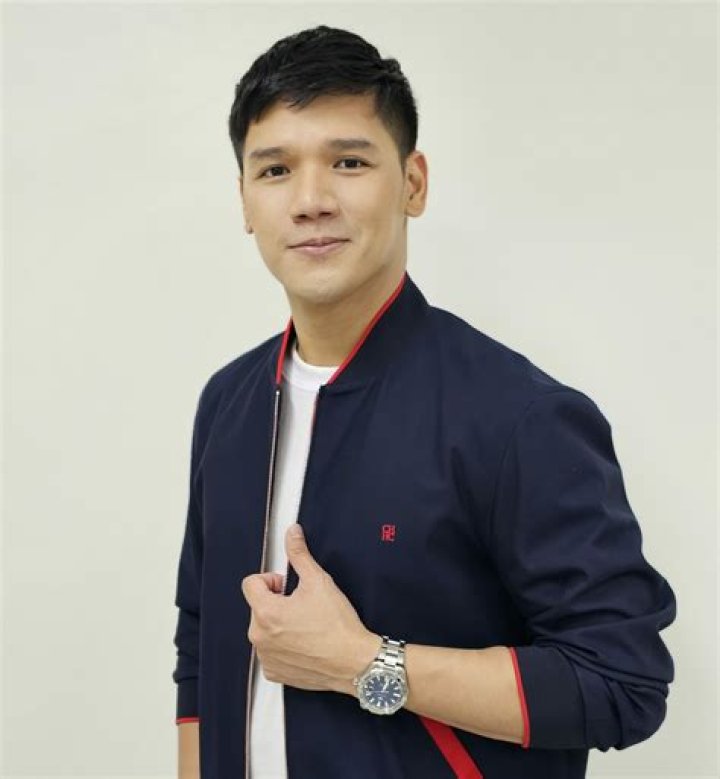 Enrique Santos Biography, Age, Wife, Body Measurements, Salary