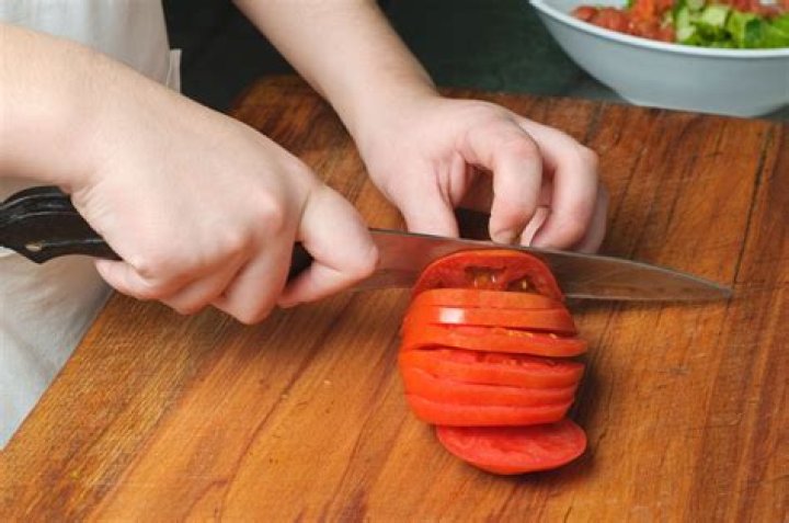 How to cut tomatoes for burgers
